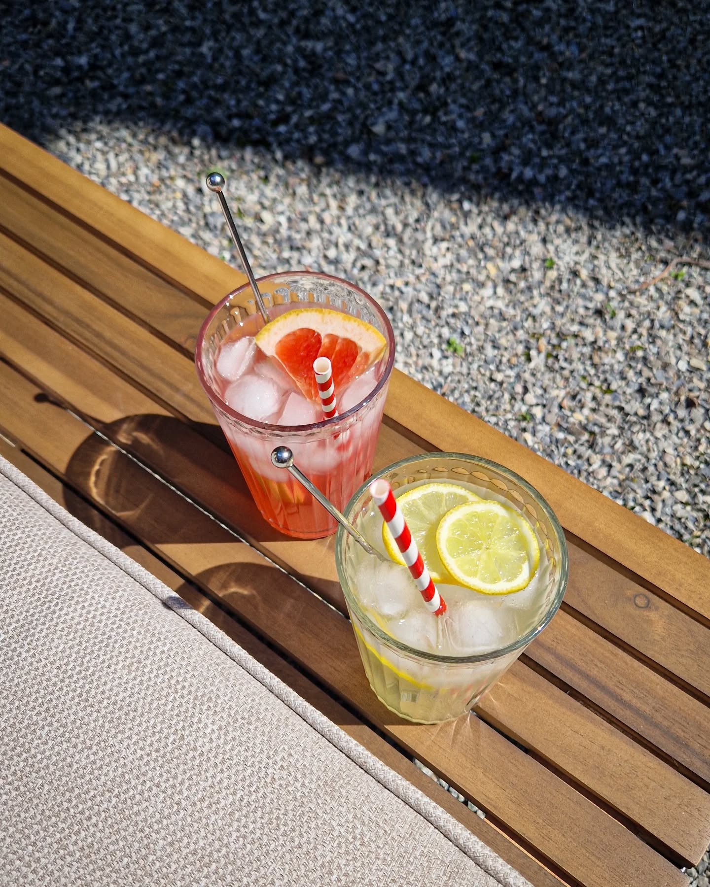 PAUSE-SOMMERDRINK 🌞🍹
.
Neu im Sortiment sind unsere zwei Limonaden: Pink Grapefruit und Passionsfrucht 🍊🍋🍈
.
Schon probiert? 😃 Diese Woche herrscht perfektes Limonaden-Wetter und unsere Terrasse ist auch ready - was wartest du noch? 🤪
.
#seeyouthere