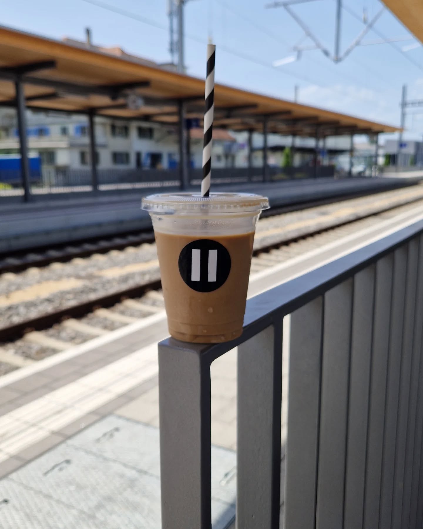PAUSE unterwegs ⏸️🚂
.
Unsere Drinks kannst du auch zum Mitnehmen haben 😍🤤
.
#coffeetogo #icedcoffee #coffeelover #pause #togo